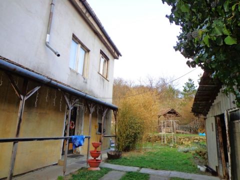 Eladó Ház 2683 Acsa két szintes, 6 szobás családi ház