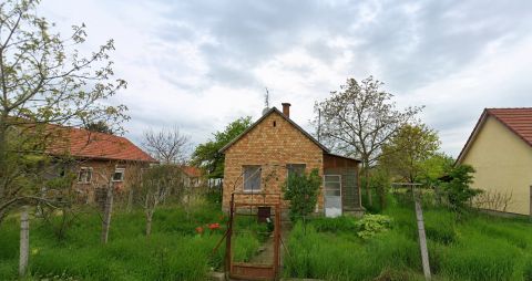 Eladó Ház 6000 Kecskemét , LAKÁS árában, jó állapotú ház!