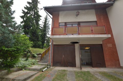 Eladó Ház 1125 Budapest 12. kerület Kiváló adottságú, jól szeparált ikerház, 3 beállású garázs