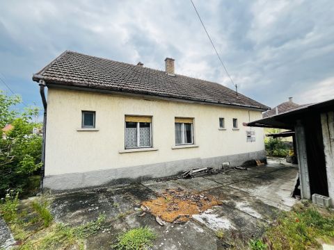 Eladó Ház 2251 Tápiószecső , Azonnal birtokba vehető, családi ház a központban.