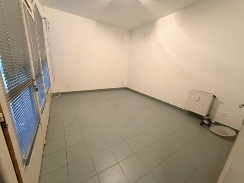 Kiadó Üzlethelyiség 6000 Kecskemét 