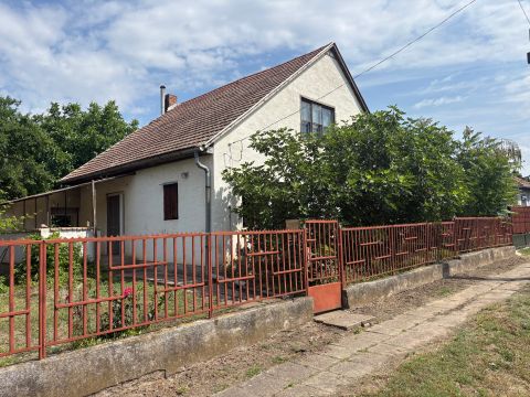 Eladó Ház 2435 Nagylók , Csendes helyen