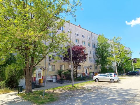 Eladó Lakás 6400 Kiskunhalas , Esze Tamás lakótelepen 3 szobás, földszinti lakás