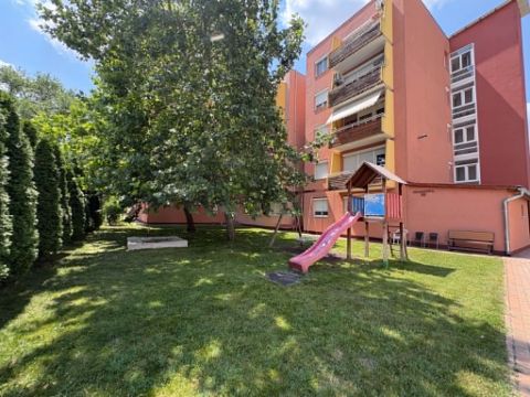 Eladó Lakás 6000 Kecskemét , LIFTES,ERKÉLYES 2 szobás lakás az M5 lehajtó közelében