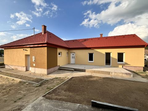 Eladó Ház 2736 Mikebuda , Teljeskörűen felújított családi ház!