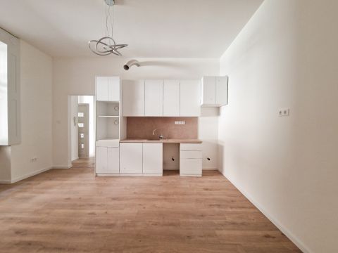 Eladó Lakás 1093 Budapest 9. kerület , ***AMERIKAI KONYHÁS NAPPALI KÉT HÁLÓS FELÚJÍTOTT LAKÁS***