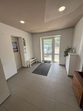 Kiadó Üzlethelyiség 2097 Pilisborosjenő , Bécsi út