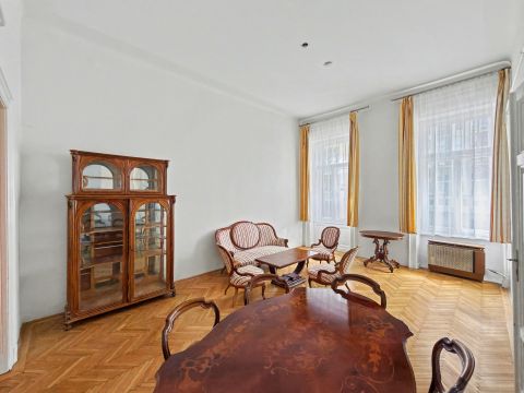 Eladó Lakás 1132 Budapest 13. kerület Újlipótváros közkedvelt utcájában.