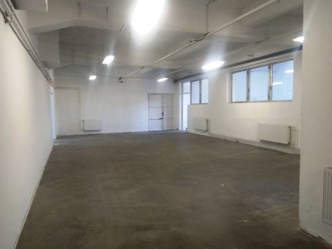 Kiadó Ipari 1044 Budapest 4. kerület , Újpest frekventált helyén, forgalmas út mellett