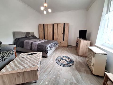 Eladó Lakás 6000 Kecskemét BELVÁROS SZÍVÉBEN KERTKAPCSOLATOS LAKÁS