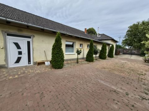 Eladó Ház 5350 Tiszafüred , Vasútállomás