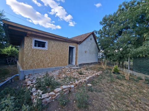 Eladó Ház 2252 Tóalmás , Központi részen