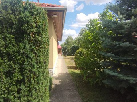 Eladó Ház 8083 Csákvár Csákvár csendes utcája.