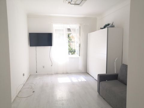 Eladó Lakás 1086 Budapest 8. kerület Kálvária térnél felújított, napfényes, félemeleti garzon