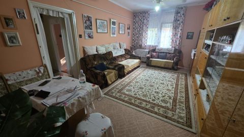 Eladó Lakás 5000 Szolnok Nincs utca
