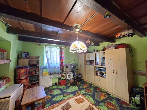 Eladó Ház 8142 Úrhida Ikerház építésére is alkalmas, 3746 m2-es telek, házzal