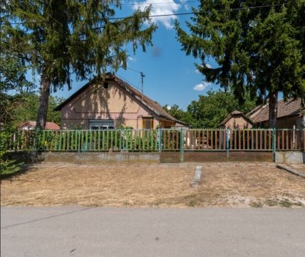 Eladó Ház 8122 Csősz 
