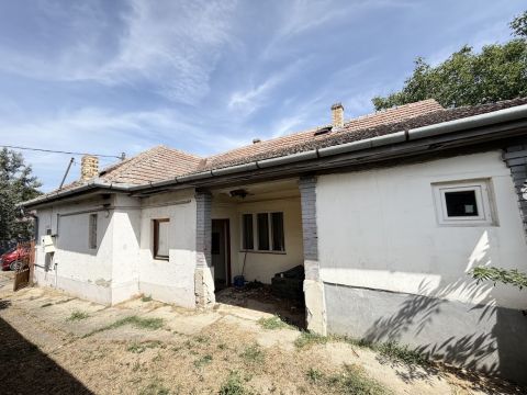 Eladó Ház 2251 Tápiószecső , Tégla építésű, 3 szobás ház a központban, jó áron!