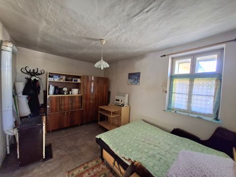Eladó Ház 6400 Kiskunhalas , 48 m2-es, 2 szobás, felújítandó családi ház