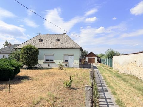 Eladó Ház 2200 Monor , Tégla építésű családi ház, akár két generáció számára is!