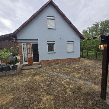 Eladó Ház 6090 Kunszentmiklós , Kunszentmiklós szélén nappali +2 szobás családi ház