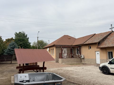Eladó Ház 2760 Nagykáta frekventált, jól megközelíthető részen