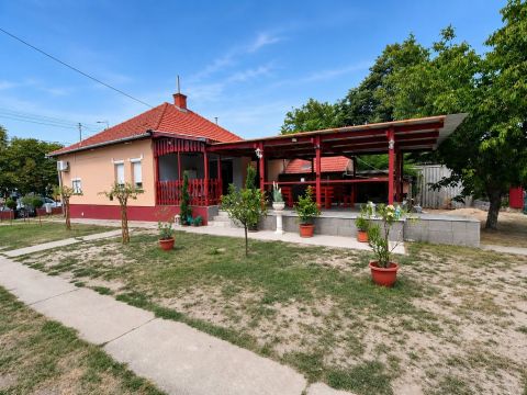 Eladó Ház 6070 Izsák , IZSÁK FŐUTCÁJÁN CSALÁDI HÁZ ELADÓ!