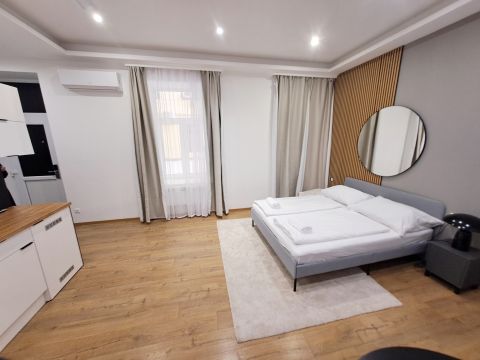 Eladó Vendéglátás 1072 Budapest 7. kerület , Szórakozónegyedben 8 egységes üzemelő butikhotel 7,5 % hozam