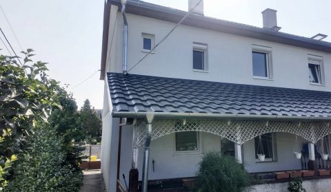 Eladó Ház 8300 Tapolca Zöldövezeti ikerház 