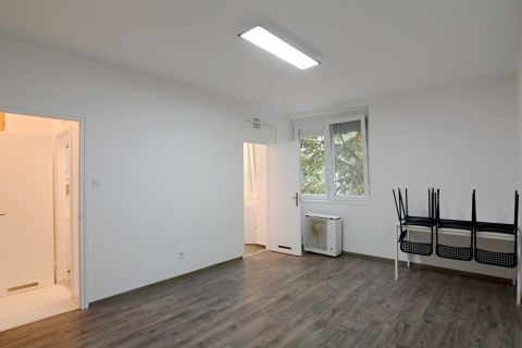 Kiadó Lakás 6000 Kecskemét Akadémia körúton 1. emeleti, gépesített garzon