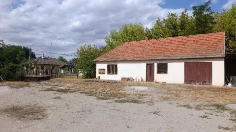Eladó Ipari 2252 Tóalmás , 2252 Tóalmás, A település szélén, főút mellett