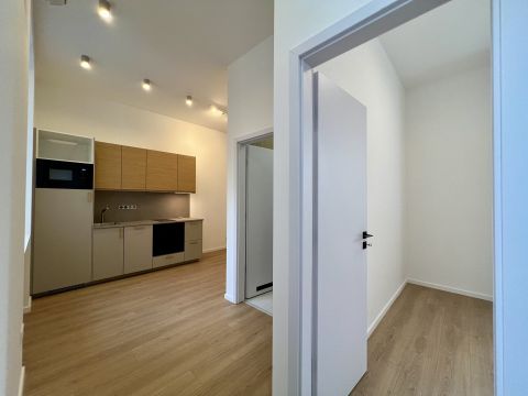 Eladó Lakás 1084 Budapest 8. kerület , Rákóczi térnél 2 felújított berendezett emeleti lakás