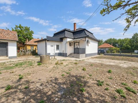 Eladó Ház 2116 Zsámbok Felújított, azonnal költözhető, hitelezhető ház