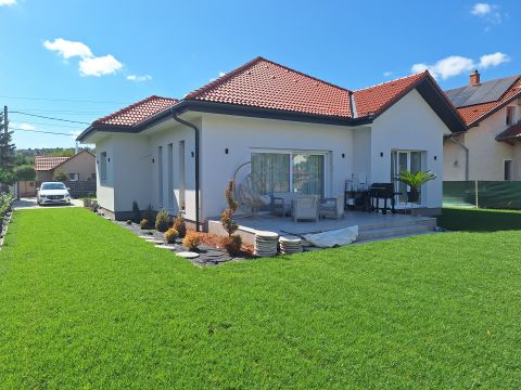 Eladó Ház 2011 Budakalász , 171 nm-es újépítésű ház az Omszki tótól 5 percre!
