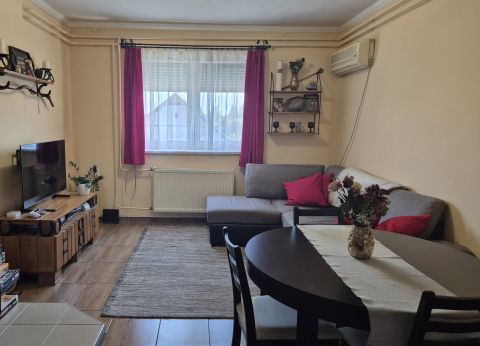 Eladó Lakás 8060 Mór , Tárlat Étterem