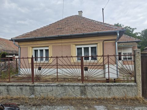 Eladó Ház 2254 Szentmártonkáta 
