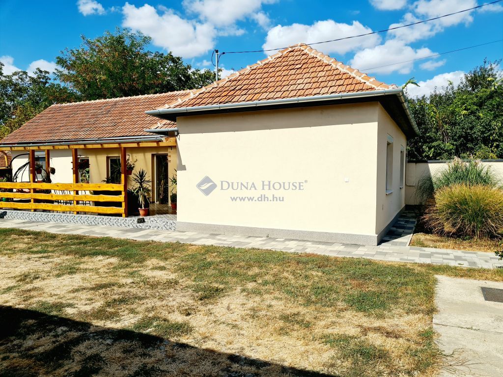 5600 Békéscsaba , Jaminában, a Szegfű utca közelében — 1/21