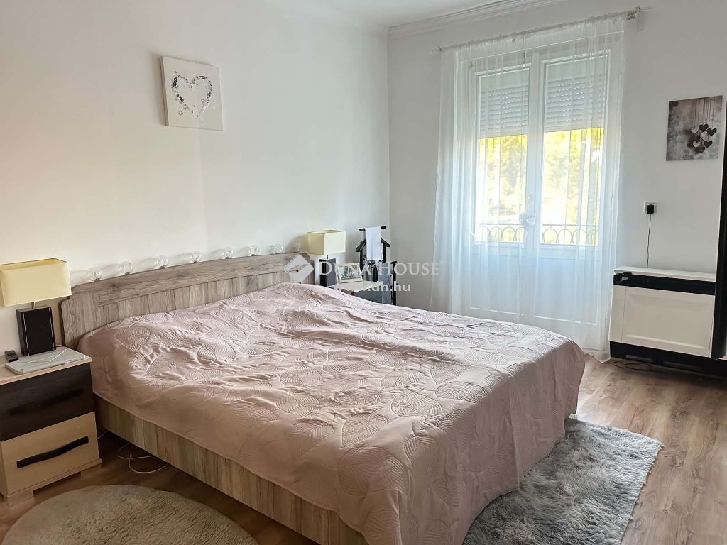 6000 Kecskemét , Belvárosában  elsö emeleti 2 szobás, erkélyes, luxus módon f — 1/23