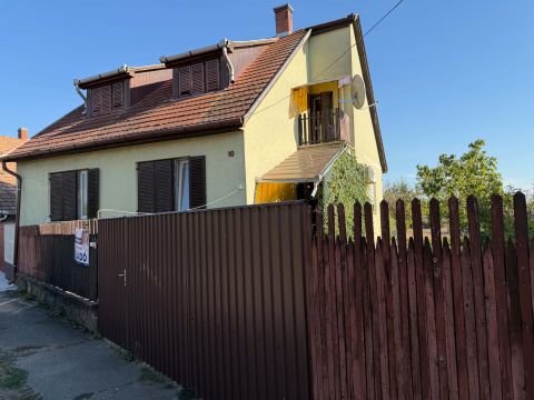 Eladó Ház 6221 Akasztó , Eladó Akasztón a Bajcsi-Zsilinszky utcában egy családiház!