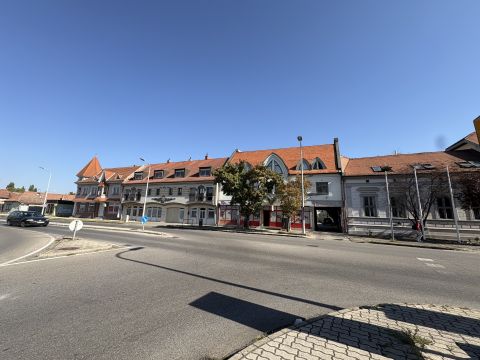 Kiadó Üzlethelyiség 6000 Kecskemét , Forgalmas út szakasz mellett,földszinti üzlet!
