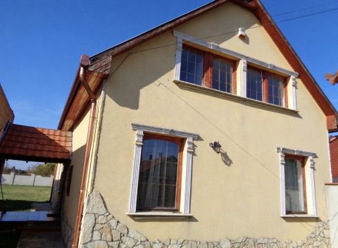 Eladó Ház 2700 Cegléd Kertes két generációs ház Cegléden, a központhoz közel!