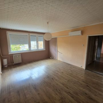 Kiadó Lakás 6000 Kecskemét , Kiadó 2 szobás erkélyes lakás liftes házban!