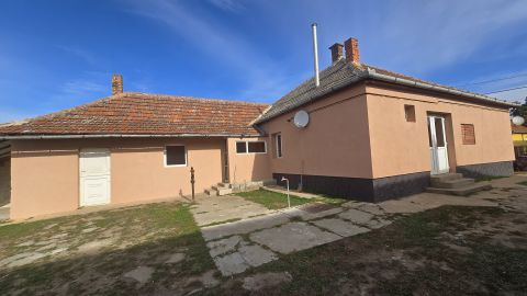 Eladó Ház 6449 Mélykút , csendes utcában