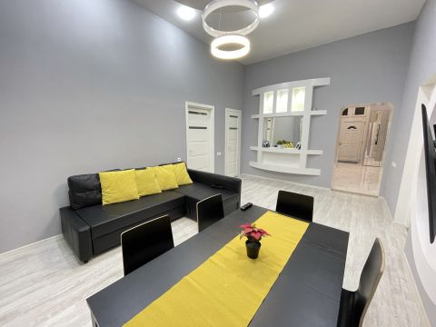 Eladó Lakás 1081 Budapest 8. kerület , Rákóczi útnál, Kiss József utcára néző 5 szobás lakás! 