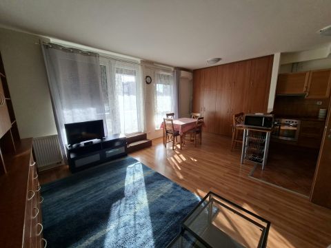 Eladó Lakás 1139 Budapest 13. kerület , Csendes mellékutcára néző, nagy erkélyes lakás, szép házban