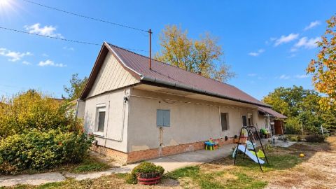 Eladó Ház 7000 Sárbogárd , 7000 Sárbogárd, Iskola